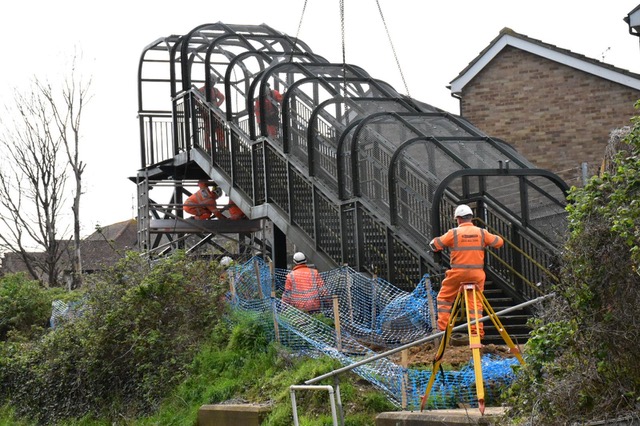 Quattro rail crane team - Ivy Lane footbridge 01.jpg
