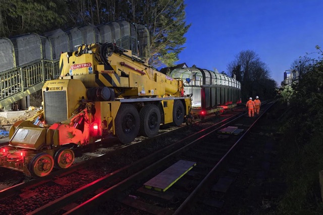 <p>Towing Bridge into place at Ivy lane</p>
