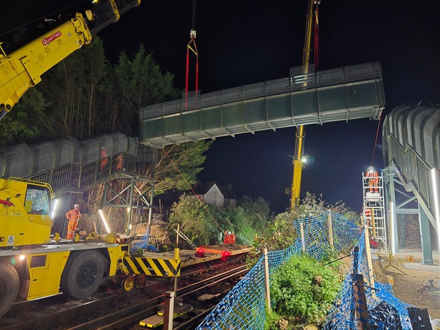 <p>Quattro Plant lowering bridge into place at Ivy Lane Footbridge</p>
