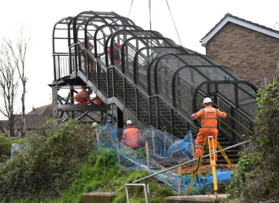 Quattro rail crane team - Ivy Lane footbridge 01.jpg